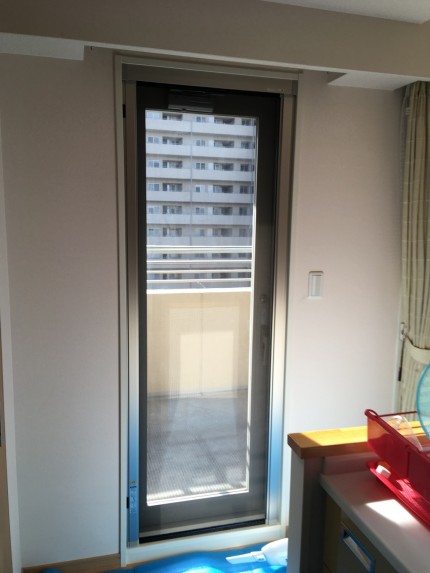 横引きロール網戸　収納アミ戸