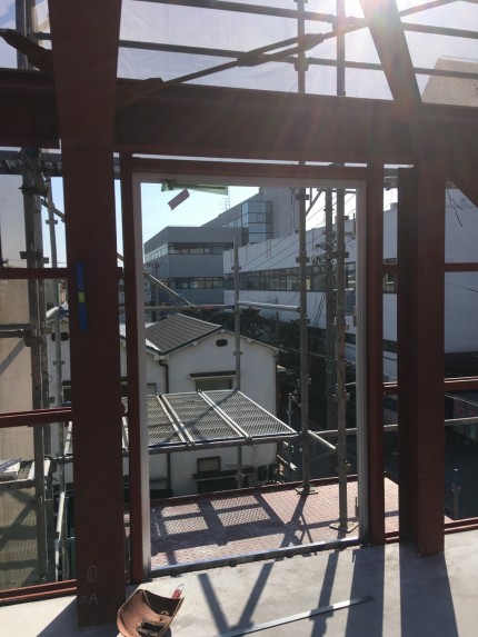 出入り口ドア　取り付け　窓