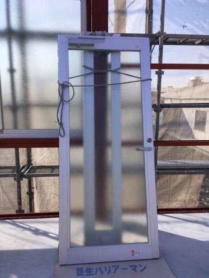 出入り口ドア　取り付け　窓