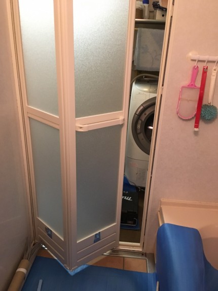 浴室折戸　リフォーム　カバー工事