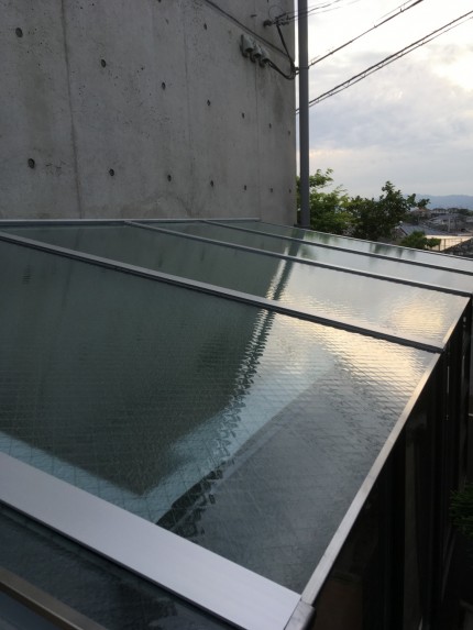１階　テラスルーム　屋根ガラス