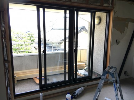 ベランダ　掃き出し窓　カバー工事