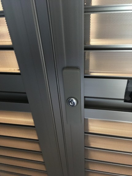 折戸網戸　鍵付き網戸