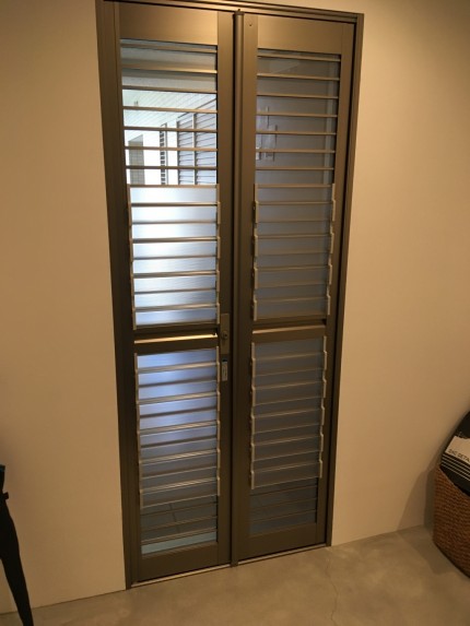 折戸網戸　鍵付き網戸