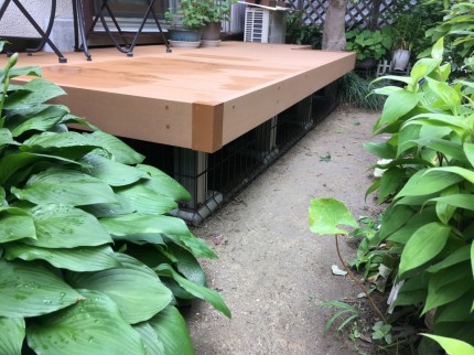 ウッドデッキ　小動物進入防止柵