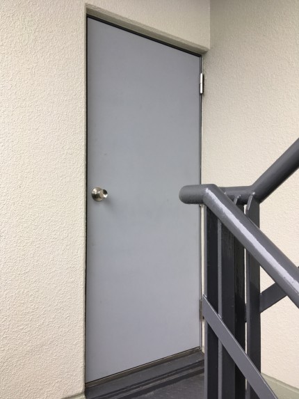 スチールドアリフォーム　非常階段
