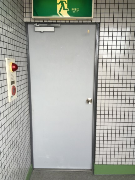 スチールドアリフォーム　非常階段