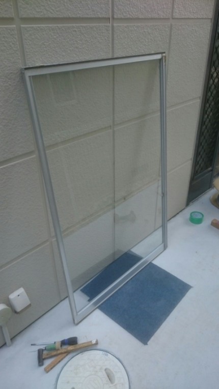 ガラス割れ替え作業