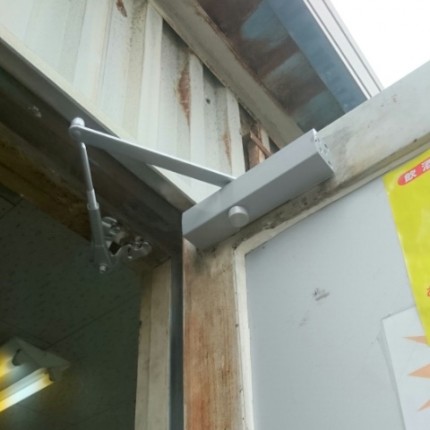 ドアクローザー交換