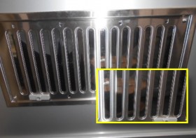 オーダートイレ出入り口ドアガラリ　閉まっている