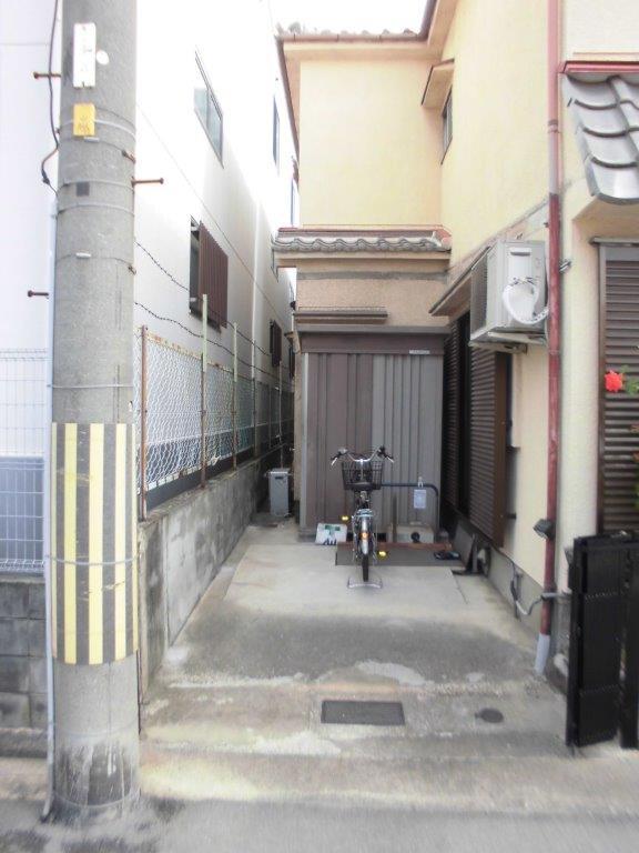 吹田市　ご自宅車庫に雨除けテラス屋根フラット型（YKKAP製ソラリア）を取付しました。