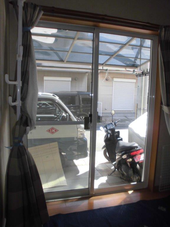 吹田市　遮熱、防音対策に先進的窓リノベ事業補助金対象商品YKKAP製プラマードU掃き出し窓の取付施工例です。