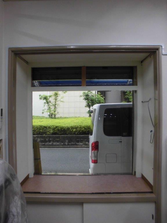 吹田市　ショーケース防犯の為、軽量電動シャッターを取付しました。